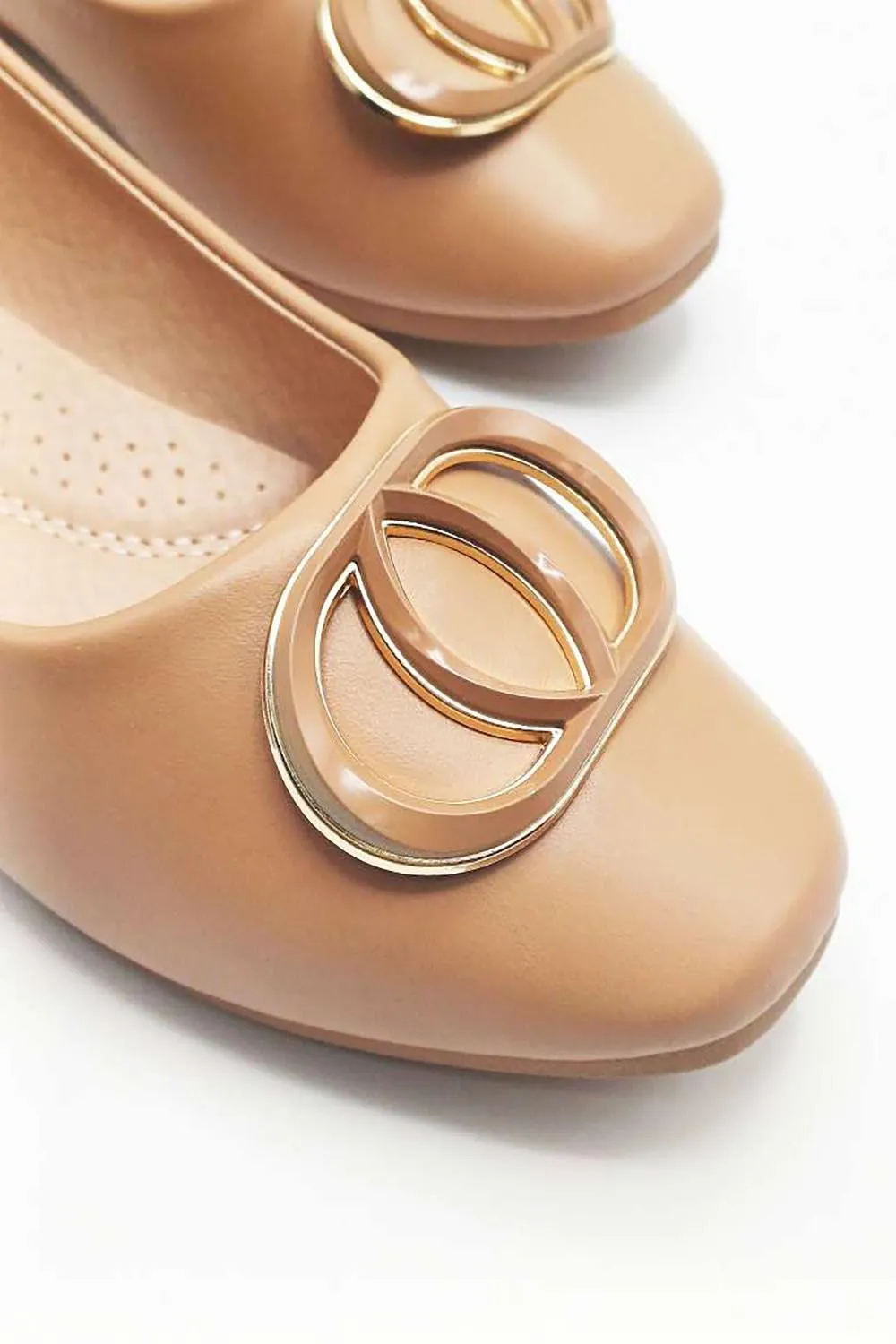 Vittoria Broach Detail Pumps in Nude
